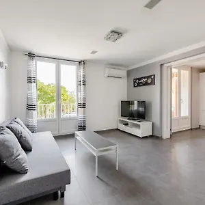 https://350m-du-port-parking-vue-canaille.fr-provencehotel.com